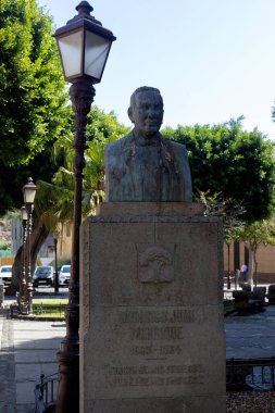 LA LAGUNA, Kanada Adaları - Şubat 07, 2025 Plaza del Adelantado 'da Domingo Juan Manrique' in anma büstü