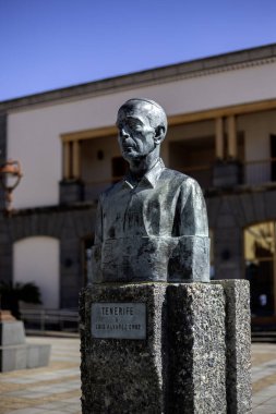 LA LAGUNA, Kanada Adaları - Şubat 07, 2025: Calle Santo Domingo 'da gazeteci ve şair Luis Alvarez Cruz' un anma büstü