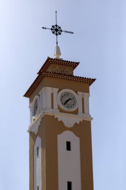 SANTA CRUZ DE TENERIFE, CANARY Adaları - FEBRUARY 07, 2025: Afrika pazarının girişinde saat kulesi Recova (Mercado de Nuestra Senora de Africa)