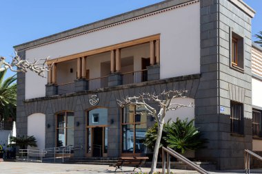 LA LAGUNA, CANARY Adaları - FEBRUARY 07, 2025: Plaza de Santo Domingo y Correos 'taki Postane binasının (Correos) dış görünüşü