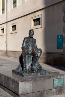 Santa CRUZ DE TENERIFE, CANARY Adaları - Şubat 08, 2025 Oyun yazarı ve şair Angel Guimera Teatro Guimer 'in dışında