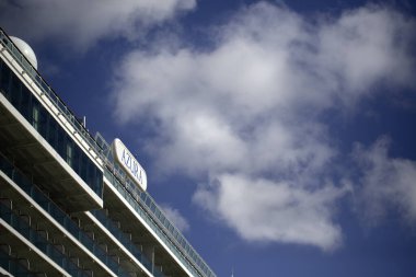 FUNCHAL, MADEIRA - 10 Şubat 2025: P O Cruise gemisi Azura 'da mavi gökyüzüne karşı isim