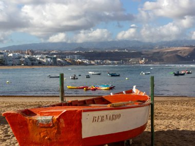 LAS PALMAS, Büyük Kanarya, Kanada Adaları - 12 Şubat 2025: Las Canteras Plajı 'nda çekilen renkli geleneksel ahşap balıkçı tekneleri