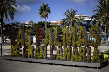 LAS PALMAS, Büyük Kanarya, Kanada Adaları - 12 Şubat 2025: Cruise Limanı 'na yakın çiçek tabelası