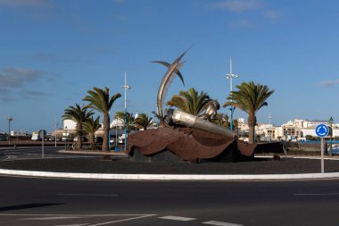 ARKIŞ, LANZAROTE, CANARY Adaları - 13 Şubat 2025: The Old Man and the Marlin (Pescador con Marlin heykeli - Jorge Isaac Medina) Marina ve Cruise Limanı 'na dolambaçlı bir girişte