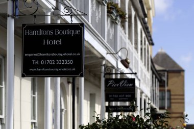 SOUTHEND-ON-SEA, ESSEX, İngiltere - 01 Mart 2025: Royal Terrace 'daki Hamiltons Butik Oteli' nin önünde imzala