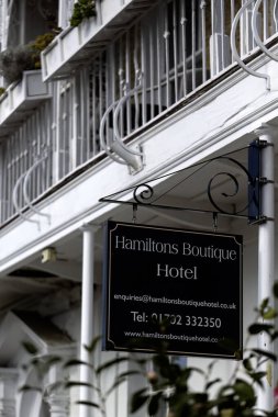 SOUTHEND-ON-SEA, ESSEX, İngiltere - 01 Mart 2025: Royal Terrace 'daki Hamiltons Butik Oteli' nin önünde imzala