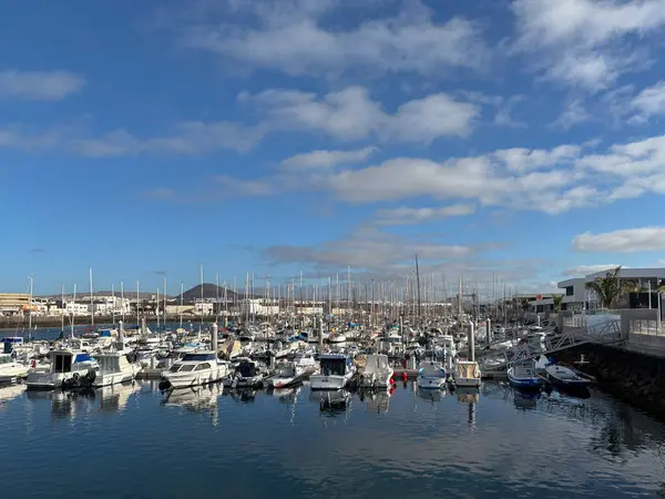 ARAŞ, LANZAROTE, CANARY Adaları - 13 Şubat 2025: yat limanının yanındaki yat limanının görüntüsü