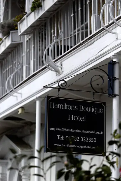 SOUTHEND-ON-SEA, ESSEX, İngiltere - 01 Mart 2025: Royal Terrace 'daki Hamiltons Butik Oteli' nin önünde imzala