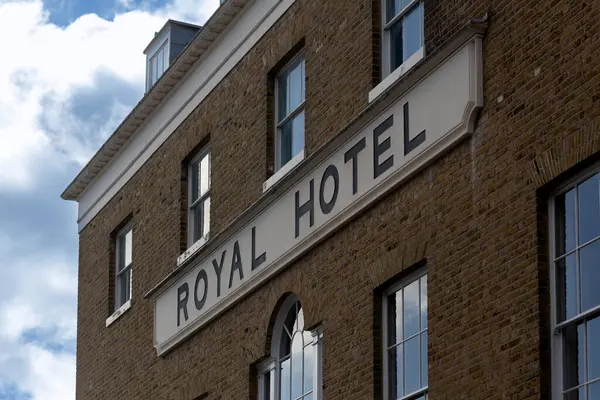 SOUTHEND-ON-SEA, ESSEX, İngiltere - 01 Mart 2025: High Street ve Royal Terrace 'ın köşesindeki Royal Hotel' in önünde imzala