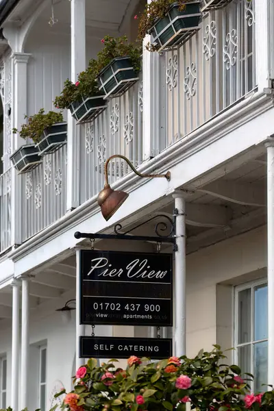 SOUTHEND-ON-SEA, ESSEX, İngiltere - 01 Mart 2025: Royal Terrace 'daki Pier View Hotel' in önünü imzalayın