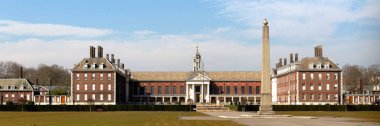 LONDON, İngiltere - 19 Mart 2025: Chelsea Embankment 'ten Panorama manzaralı Royal Hospital Chelsea 