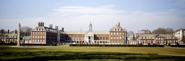 LONDON, İngiltere - 19 Mart 2025: Chelsea Embankment 'ten Panorama manzaralı Royal Hospital Chelsea 