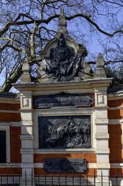 LONDON, İngiltere - 19 Mart 2025: Ranlagh Gardens ve Chelsea Barajı 'nın köşesindeki Boer Savaşı' nda 6. Süvari Birliği (The Carabiniers) anısına düzenlenen savaş anıtı