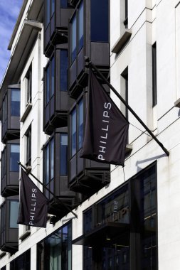 LONDON, İngiltere - 19 Mart 2025: Berkeley Meydanı, Mayfair 'deki Phillips Müzayede evinin önünde pankart   
