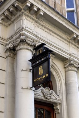 LONDON, İngiltere - 19 Mart 2025: Mount Street, Mayfair 'deki Goyard mağazasının önünde imzala