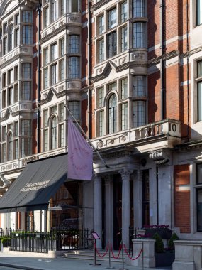 LONDON, İngiltere - 19 Mart 2025: Mount Caddesi 'ndeki Connaught Puro Dükkanı ve Connaught Pastanesi