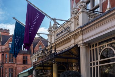 LONDON, İngiltere - 19 Mart 2025 Carlos Place, Mayfair 'deki The Connaught Hotel' e ön cephe ve imza