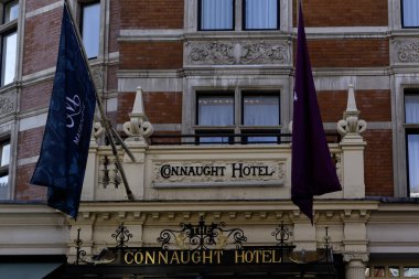 LONDON, İngiltere - 19 Mart 2025 Carlos Place, Mayfair 'deki The Connaught Hotel' e ön cephe ve imza