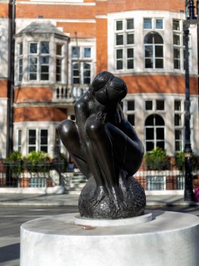 LONDON, İngiltere - 19 Mart 2025: Carlos Place 'te Çömelmiş Şekil No: 4 (heykeltıraş Emilo Greco)