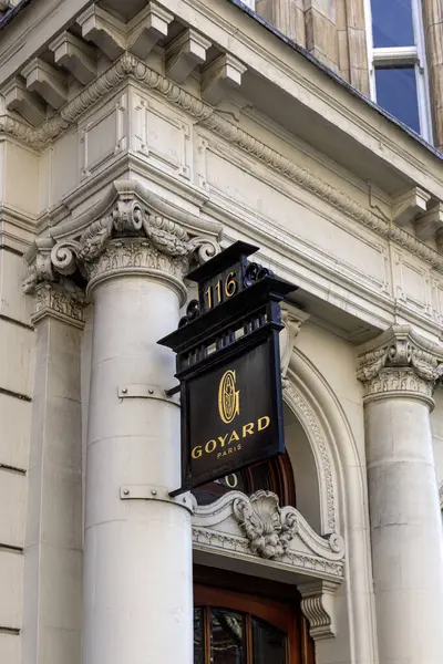 LONDON, İngiltere - 19 Mart 2025: Mount Street, Mayfair 'deki Goyard mağazasının önünde imzala