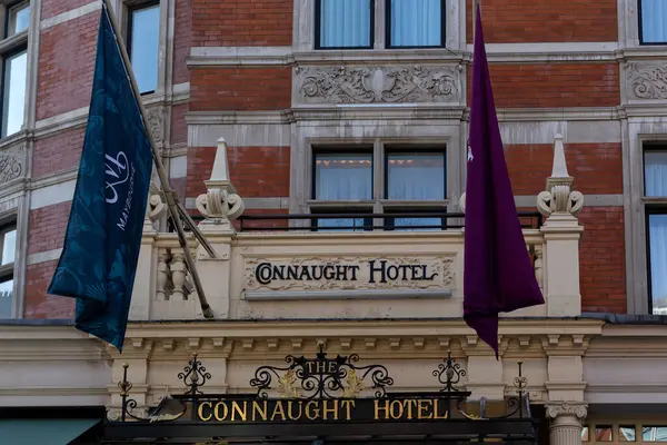 LONDON, İngiltere - 19 Mart 2025 Carlos Place, Mayfair 'deki The Connaught Hotel' e ön cephe ve imza