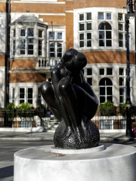 LONDON, İngiltere - 19 Mart 2025: Carlos Place 'te Çömelmiş Şekil No: 4 (heykeltıraş Emilo Greco)