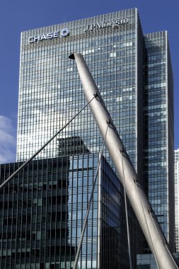 LONDON, İngiltere - 26 Mart 2025: J P Morgan Chase 'in Kanarya Rıhtımı' nı inşa edişinin ön planda Güney Quay Footbridge ile dış görüntüsü