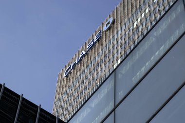 LONDON, İngiltere - 26 Mart 2025 Kanarya Rıhtımı 'ndaki 25 Bank Street' teki J P Morgan Chase binasına imza atın