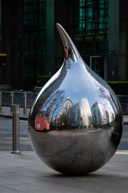 LONDON, İngiltere - 26 Mart 2025: Kule binalarının yansıması ile cilalanmış damlacık kamu sanatı