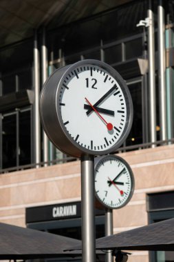 LONDON, İngiltere - 26 Mart 2025: Docklands 'taki Kanarya Rıhtımı geliştirmesinde Kamu Saatlerinin (Konstantin Grciç tarafından) Kapanışı