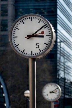 LONDON, İngiltere - 26 Mart 2025: Docklands 'taki Kanarya Rıhtımı geliştirmesinde Kamu Saatlerinin (Konstantin Grciç tarafından) Kapanışı