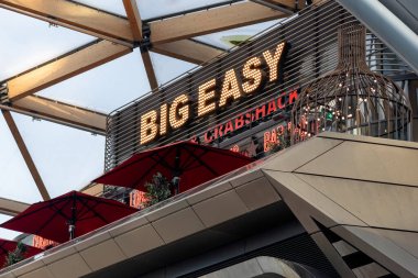 LONDON, İngiltere - 26 Mart 2025: Kanarya Rıhtımı 'ndaki Big Easy Bar ve Crabshack Restoranı tabelasının kapatılması