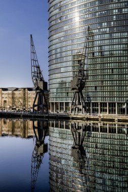 LONDON, İngiltere - 26 Mart 2025: Batı Hindistan Quay 'deki eski rıhtım vinçleri