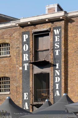 Londra, İngiltere - 26 Mart 2025 Batı Hindistan Quay 'deki Liman Doğu Apartmanı. Viktorya dönemi depolarından tabelayla yeniden geliştirilmiş.
