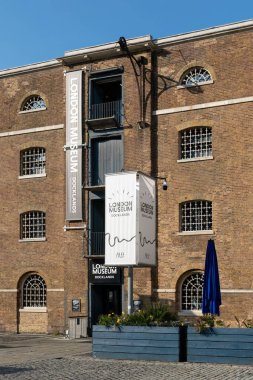 LONDON, İngiltere - 26 Mart 2025: Batı Hindistan Quay 'deki Londra Rıhtım Alanı Müzesi dışındaki İşaretlerin Kapanışı