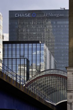 LONDON, İngiltere - 26 Mart 2025: Canary Wharf DLR istasyonu ve 25 Bank Street 'teki J P Morgan Chase binası 