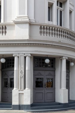 LONDON, İngiltere - 29 Mart 2025: Notting Hill Gate 'deki Coronet Tiyatrosu' nun ön kapısı (mimar W. G. R. Sprague)