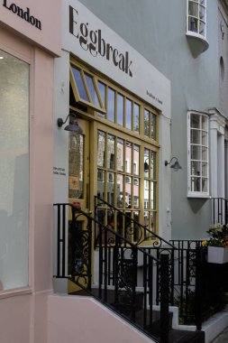 LONDON, İngiltere - 29 Mart 2025: Notting Hill, Uxbridge Caddesi 'ndeki güzel Eggbreak restoranının dışı