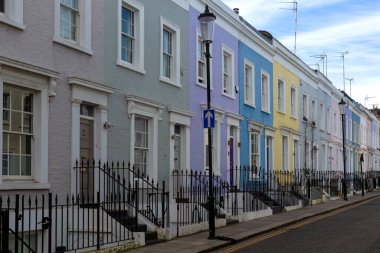 LONDON, İngiltere - 29 Mart 2025: Notting Hill 'deki Hillgate Place' deki renkli renkli teraslı evler
