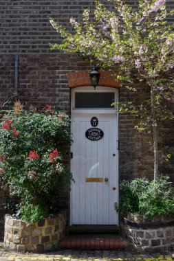 LONDON, İngiltere - 29 Mart 2025 Lucerne Mews, Notting Hill 'deki güzel bir evin ön kapısı