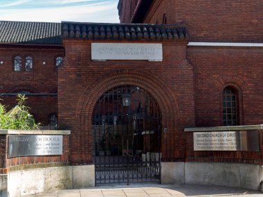 LONDON, İngiltere - 29 Mart 2025: Palace Gardens Terrace 'daki İkinci Kilise Girişi