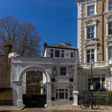 LONDON, İngiltere - 29 Mart 2025: Notting Hill, Linden Gardens açıklarındaki Garden Mews 'e kemerli giriş