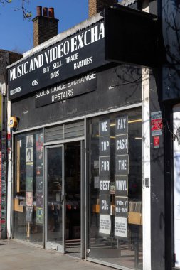 LONDON, İngiltere - 29 Mart 2025 Notting Hill Gate 'deki müzik ve video takas dükkanı