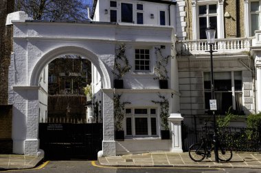LONDON, İngiltere - 29 Mart 2025: Notting Hill, Linden Gardens açıklarındaki Garden Mews 'e kemerli giriş