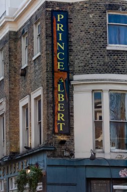 LONDON, İngiltere - 29 Mart 2025: Pembridge Yolu 'ndaki Prens Albert barında eski aşınmış tabela
