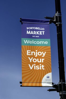 LONDON, İngiltere - 29 Mart 2025: Mavi gökyüzüne karşı izole Portobello Road Market için renkli karşılama tabelası