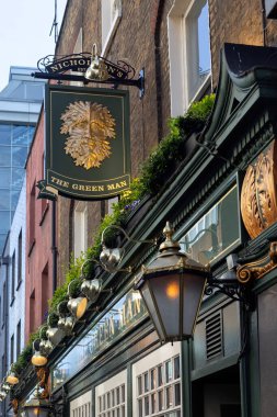 LONDON, İngiltere - 29 Mart 2025: Berwick Caddesi 'ndeki Green Man Bar' ın önünde imza