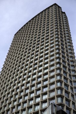 LONDON, İngiltere - 29 Mart 2025: New Oxford Caddesi ve St. Giles Caddesi 'ndeki Centre Point Kulesi' nin dış görünümü