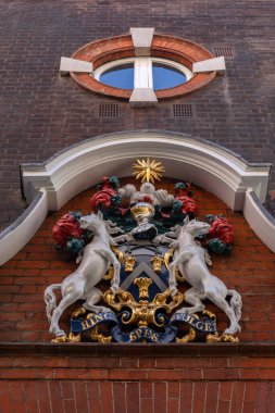 LONDON, İngiltere - 01 Nisan 2025: College Street 'teki salonun dış tarafında Worshipful Company of Innholders Arms